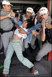 A polícia teve que conter manifestante que tentou atirar ovo em Lula