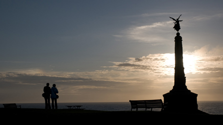 Cerdded ger y môr yn Aberystwyth