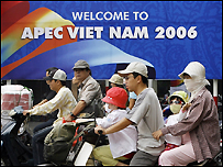 Đường phố tràn ngập cờ hoa biểu ngữ đón APEC
