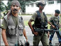 سرگرد رینادو- نفر دست چپ