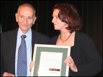 سی جے ایف ای کی ایوارڈ کمیٹی کی چیرپرسن کیرول آف 