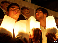 Hariri için mum yakan Lübnanlılar