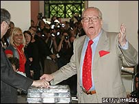 Jean-Marie Le Pen vota nos arredores de Paris