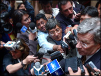 O embaixador americano na Colômbia, David Greenlee, concede entrevista a repórteres