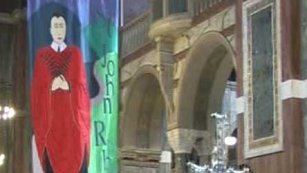 Llun John Roberts ar faner yn y gwasanaeth i'w gofio yn Llundain Gorffennaf 17 2010