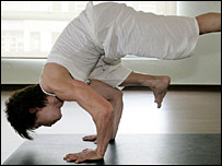 मलेशिया में योग करता एक चीनी युवक