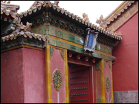 Một trong hàng trăm chiếc cổng sơn đỏ trong khu Tử Cấm Thành