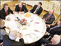 Перші етапи переговорів почалися одразу ж після указу президента про розпуск Ради. Фото за березень