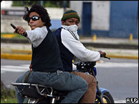 Atirador em protestos em Caracas, na Venezuela