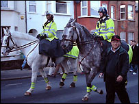 许浩与球场外的骑警