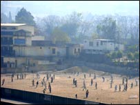 کرفیو کے دوران بچے کھیل رہے ہیں