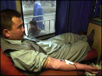  يک مرکز سيار اهدای خون به آسيب ديدگان سونامی در کابل