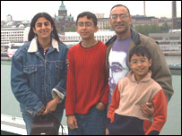 ڈاکٹر صفدر سرکی اپنے اہل خانہ کے ہمراہ (فائل فوٹو)