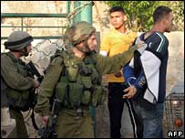 سربازان فلسطینی در حال بازداشت مظنونان اسرائیلی