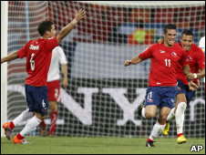 فرحة لاعبي تشيلي بهدف الفوز