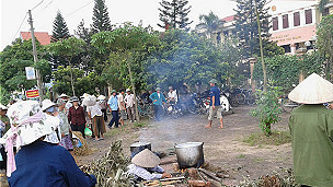 Người dân Văn Giang nấu cháo trước trụ sở Ủy ban Nhân dân Huyện Văn Giang hồi đầu tháng Chín