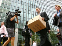 Ex-funcionário deixa o prédio do Lehman Brothers em Londres