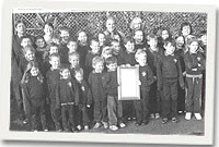 Y Prifardd Cyril Jones gyda'r plant