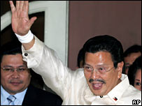 Cựu tổng thống Joseph Estrada bên ngoài phiên xét xử