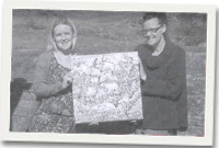 Gwenan (ar y chwith) yn derbyn y llun gan Carys