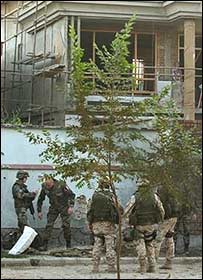 سربازان آيساف در محل برخورد راکت در کابل