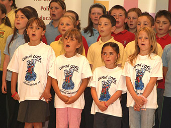 Côr o blant ysgol Caernarfon yn canu