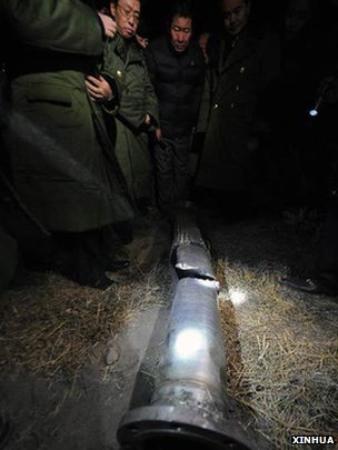 工作人员勘验山西天脊煤化工集团厂内导致苯胺泄漏的破损管道（新华社图片6/1/2013）