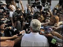 Prefeito de Santa Cruz, Rubén Costas, é cercado por jornalistas ao chegar em local de votação