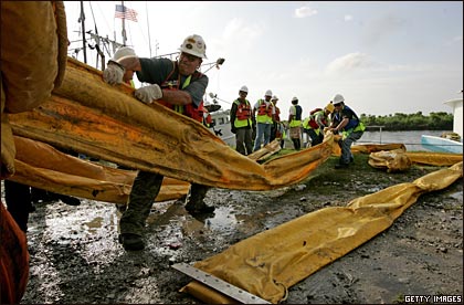 Trabajadores en la zona amenazada