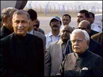 Aziz (à esq.) se encontrou com colega indiano no aeroporto de Deli