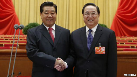 贾庆林（左）与俞正声在北京人民大会堂全国政协预备会议上握手（新华社图片2/3/2012）