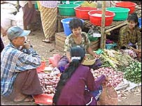 बर्मा के बाज़ार में एक महिला