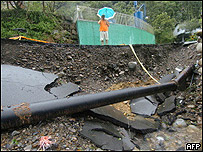 Homem observa destruição em Taiwan