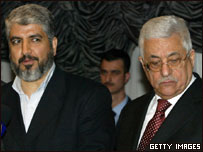 O líder exilado do Hamas, Khaled Meshaal (E), e o presidente da Autoridade Palestina, Mahmoud Abbas (D)