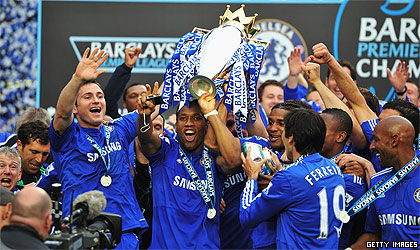 Didier Drogba lideró el ataque del Chelsea que anotó 103 goles en la LIga Premier