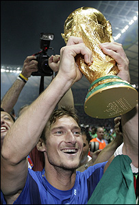 Francesco Totti e a taça Fifa