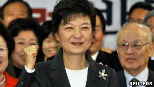 韩国总统当选人朴槿惠在首尔新国家党竞选总部解散仪式上与支持者喊口号（20/12/2012）