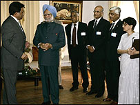 परवेज़ मुशर्रफ़ और मनमोहन सिंह की हवाना में मुलाक़ात