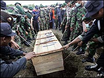 خاکسپاری اجساد قربانيان کشتی غرق شده در اندونزی 