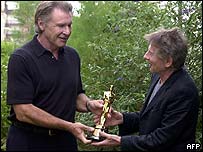 Harrison Ford (esq.) entrega estatueta do Oscar ao diretor Polanski