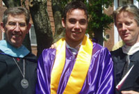 Gareth, yn y canol, yn ei seremoni graddio