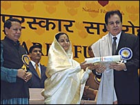 दिलीप कुमार और राष्ट्रपति प्रतिभा पाटिल 