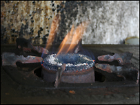 Lửa đốt bằng biogas tại một điểm khai thác ở Việt Nam