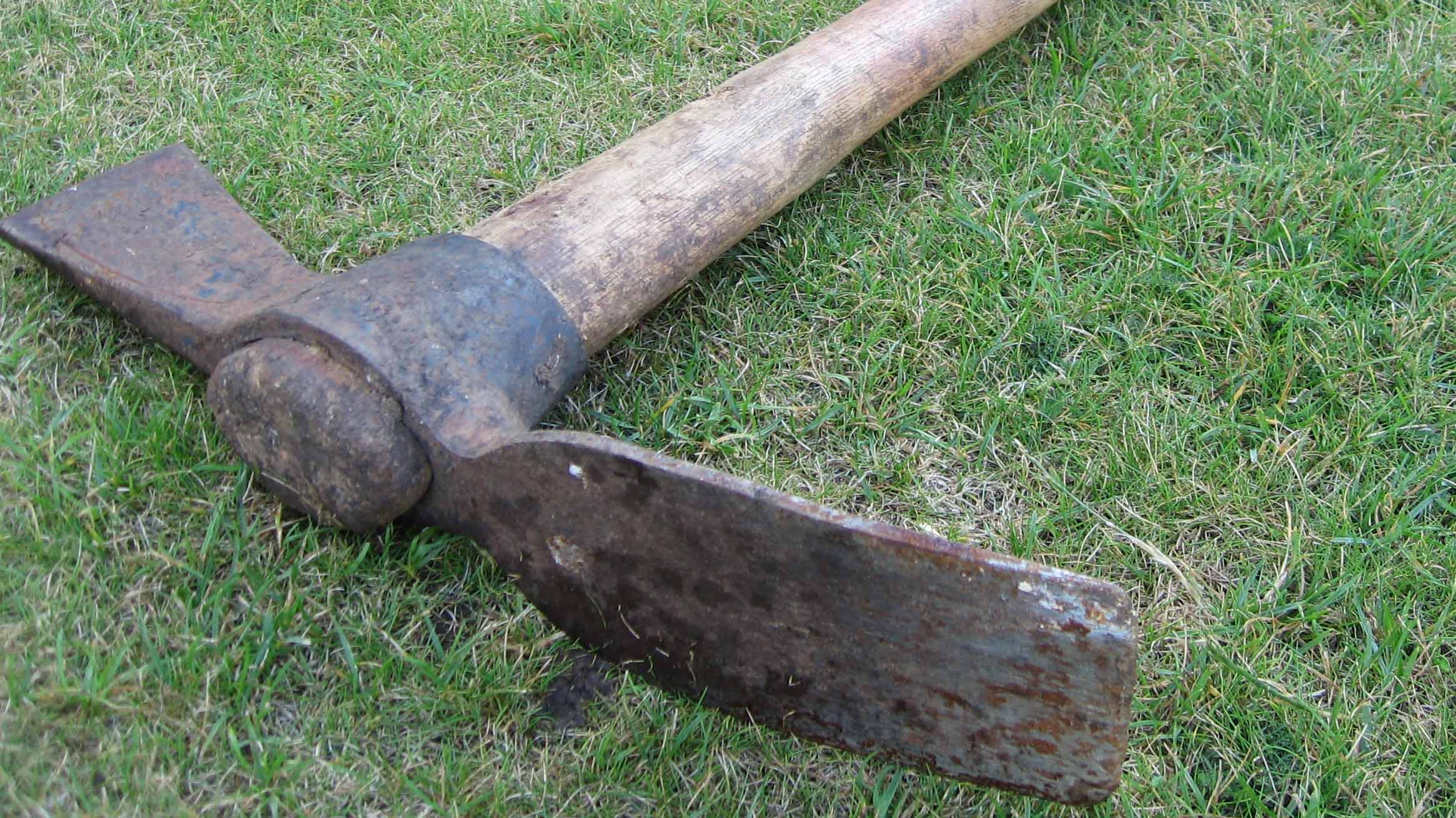 Matthew Biggs describes his mattock. Matthew Biggs describes his mattock.