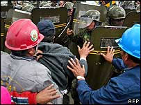 Mineiros e soldados bolivianos na entrada da metalúrgica