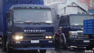 丹东边境口岸上等待通关的卡车