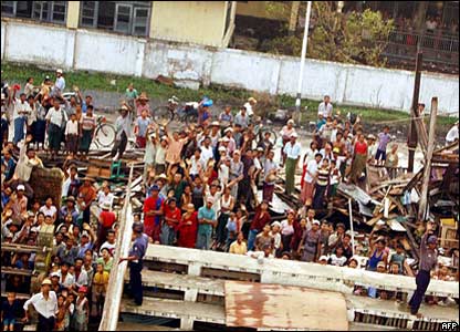 Dân chúng đang đợi hàng cứu trợ tại một ngôi làng ở vùng châu thổ sông Irrawaddy