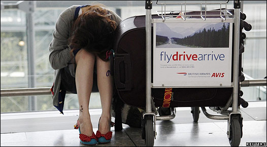 Mujer espera en el aeropuerto un vuelo demorado