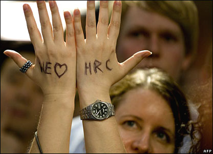 Một ủng hộ viên viết dòng chữ 'Chúng tôi yêu HR Clinton trên hai bàn tay, tại New York, 03/6/2008