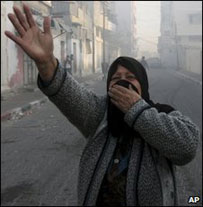 Mulher palestina cobre rosto após bombardeio em Gaza